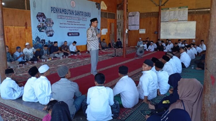 Ketua Dewan Pengawas Yayasan Wakaf Barbate Islamic City (YWBIC), Ustadz Dr. H. Mizaj Iskandar, Lc., LLM, menyampaikan sambutan dan motivasi kepada santri baru pada kegiatan Penyambutan dan Serah Terima Santri Baru Dayah Wakaf Barbate Tahun Ajaran 2026/2027 di Dayah Wakaf Barbate, Blang Bintang, Aceh Besar, Sabtu (11/7/2026) Ⓒ Hak cipta foto di atas dikembalikan sesungguhnya kepada pemilik foto Ketua Dewan Pengawas Yayasan Wakaf Barbate Islamic City (YWBIC), Ustadz Dr. H. Mizaj Iskandar, Lc., LLM, menyampaikan sambutan dan motivasi kepada santri baru pada kegiatan Penyambutan dan Serah Terima Santri Baru Dayah Wakaf Barbate Tahun Ajaran 2026/2027 di Dayah Wakaf Barbate, Blang Bintang, Aceh Besar, Sabtu (11/7/2026) Ⓒ Hak cipta foto di atas dikembalikan sesungguhnya kepada pemilik foto