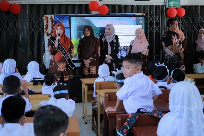 Bunda PAUD Aceh Besar Hj Rita Mayasari, tegur sapa bersama para murid SDN Kajhu, Kecamatan Baitussalam, Kabupaten Aceh Besar, Kamis (16/7/2026). FOTO/ MC ACEH BESAR
