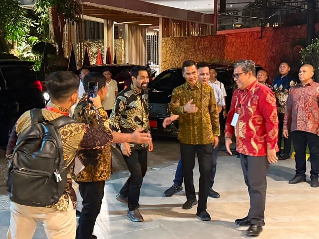 Sejumlah pejabat saling menyambut saat menghadiri sebuah kegiatan resmi di salah satu lokasi pertemuan, Jumat (17/7/2026). Suasana berlangsung hangat dengan dihadiri sejumlah tamu undangan dan aparat pengamanan. FOTO/DOK.