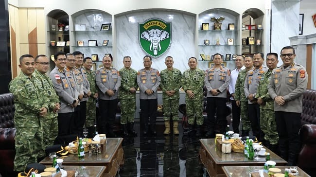 Kapolda Aceh Irjen Pol. Ruddi Setiawan bersama Pangdam Iskandar Muda Mayjen TNI Joko Hadi Susilo dan jajaran usai pertemuan silaturahmi di Makodam Iskandar Muda, Banda Aceh, Jumat (17/7/2026). FOTO/HUMAS POLDA ACEH