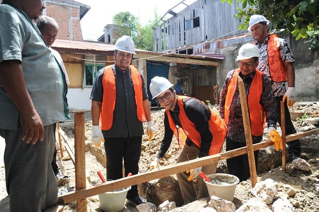 Ketua DPRK Banda Aceh, Irwansyah ST didampingi Kepala Kepala Dinas Perkim Kota Banda Aceh, Hendra Gunawan meletakkan batu pertama Pembangunan Rumah Kayak Huni di Gampong Lhong Raya, Kamis (16/7/2026).