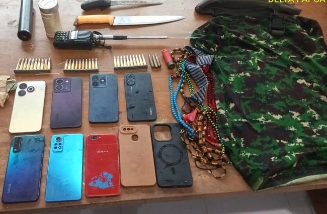 Petugas memperlihatkan barang bukti hasil penyitaan yang terdiri atas amunisi, senjata tajam, alat komunikasi, pakaian loreng, serta sejumlah telepon genggam. FOTO/IST