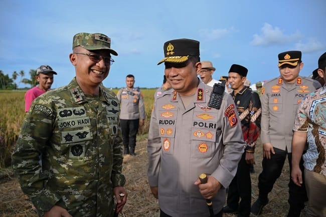 Kapolda Aceh Irjen Pol. Ruddi Setiawan didampingi Pangdam Iskandar Muda Mayjen TNI Joko Hadi Susilo meninjau lokasi kegiatan di Aceh sebagai bagian dari penguatan sinergi TNI-Polri dalam mendukung stabilitas keamanan dan pelayanan kepada masyarakat. FOTO/HUMAS POLDA ACEH Kapolda Aceh Irjen Pol. Ruddi Setiawan didampingi Pangdam Iskandar Muda Mayjen TNI Joko Hadi Susilo meninjau lokasi kegiatan di Aceh sebagai bagian dari penguatan sinergi TNI-Polri dalam mendukung stabilitas keamanan dan pelayanan kepada masyarakat. FOTO/HUMAS POLDA ACEH