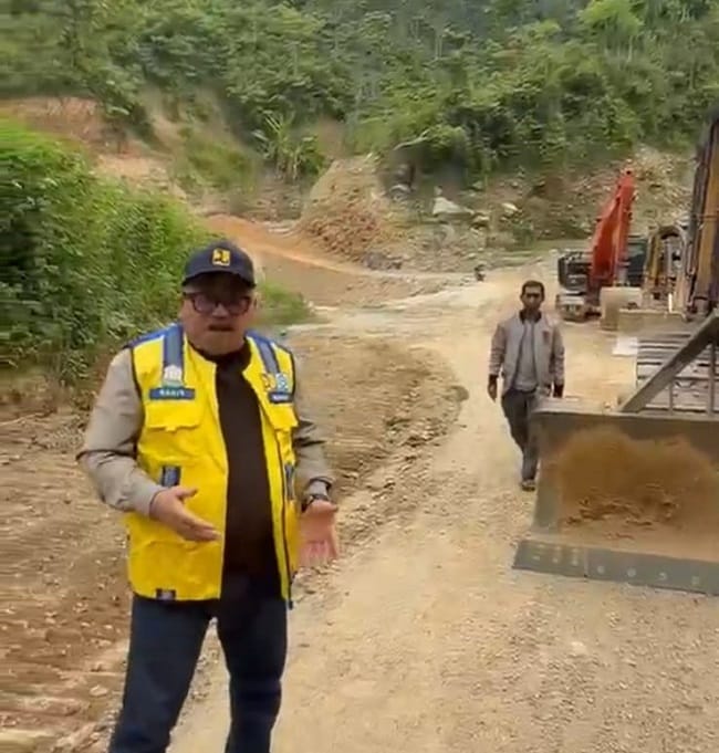 LAPORKAN PERBAIKAN JALAN - Kepala Dinas Pekerjaan Umum dan Penataan Ruang (PUPR) Aceh, Mawardi melaporkan langsung progres perbaikan jalan yang menghubungkan Aceh Timur dengan Gayo Lues, Jumat (17/7/2026). LAPORKAN PERBAIKAN JALAN - Kepala Dinas Pekerjaan Umum dan Penataan Ruang (PUPR) Aceh, Mawardi melaporkan langsung progres perbaikan jalan yang menghubungkan Aceh Timur dengan Gayo Lues, Jumat (17/7/2026).
