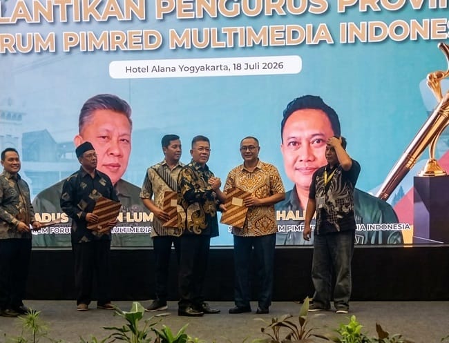 FORUM PIMRED - Empat kepengurusan Forum Pimpinan Redaksi (Forum Pimred) Multimedia Indonesia tingkat provinsi resmi dilantik dalam rangkaian Malam Anugerah Pena Emas dan Pimred Award 2026 di Hotel Alana Yogyakarta, Sabtu (18/7/2026). Kepengurusan yang dilantik masing-masing berasal dari Aceh, Kepulauan Riau, Bali, dan Jawa Timur. FORUM PIMRED - Empat kepengurusan Forum Pimpinan Redaksi (Forum Pimred) Multimedia Indonesia tingkat provinsi resmi dilantik dalam rangkaian Malam Anugerah Pena Emas dan Pimred Award 2026 di Hotel Alana Yogyakarta, Sabtu (18/7/2026). Kepengurusan yang dilantik masing-masing berasal dari Aceh, Kepulauan Riau, Bali, dan Jawa Timur.