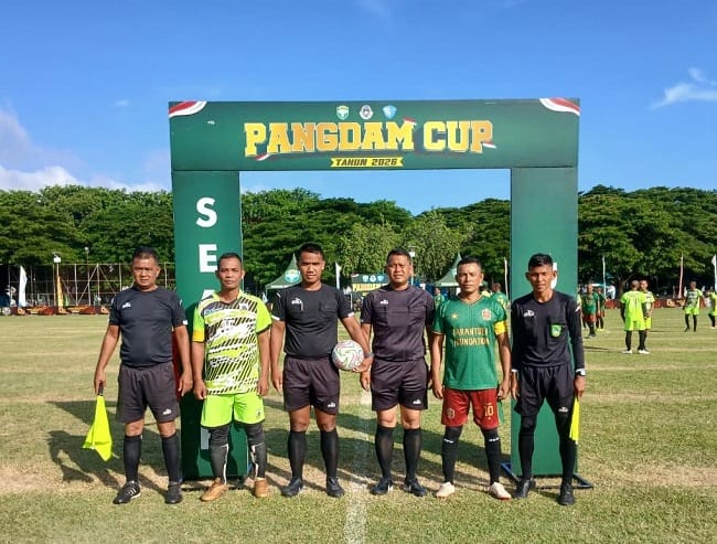 Pemain Kodim 0105/Aceh Barat melawan Kodim 0109/Aceh Singkil saling berebut bola pada Piala Pangdam IM Cup Tahun 2026 di Lapangan Blang Padang Kota Banda Aceh, Minggu (19/7/2026). Pemain Kodim 0105/Aceh Barat melawan Kodim 0109/Aceh Singkil saling berebut bola pada Piala Pangdam IM Cup Tahun 2026 di Lapangan Blang Padang Kota Banda Aceh, Minggu (19/7/2026).