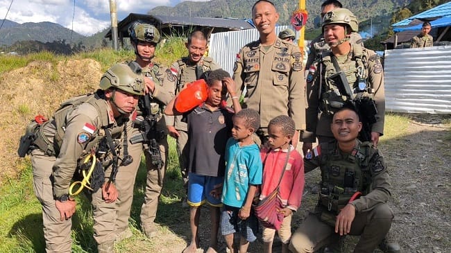Selain melakukan aksi sosial, Satgas Operasi Damai Cartenz-2026 juga memperkuat pengamanan objek vital strategis di Distrik Sugapa, Kabupaten Intan Jaya, Sabtu (18/7/2026)/Istimewa Selain melakukan aksi sosial, Satgas Operasi Damai Cartenz-2026 juga memperkuat pengamanan objek vital strategis di Distrik Sugapa, Kabupaten Intan Jaya, Sabtu (18/7/2026)/Istimewa
