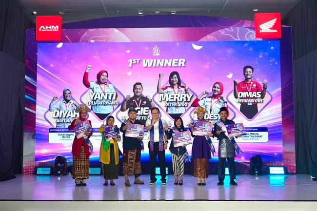 GM Corporate Communication AHM Ahmad Muhibbuddin (tengah) dan GM HC3 AHM Antok Yuniarso (kanan) berinteraksi hangat dengan peserta Kontes Layanan Honda Nasional (KLHN) 2026. (ISTIMEWA) GM Corporate Communication AHM Ahmad Muhibbuddin (tengah) dan GM HC3 AHM Antok Yuniarso (kanan) berinteraksi hangat dengan peserta Kontes Layanan Honda Nasional (KLHN) 2026. (ISTIMEWA)