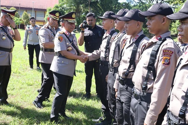 DIKTUKBA POLRI DIMULAI – Kapolda Aceh, Irjen Pol Ruddi Setiawan, secara simbolis menyematkan tanda dimulainya Pendidikan Pembentukan Bintara (Diktukba) Polri Tahun Anggaran 2026 di Sekolah Polisi Negara (SPN) Polda Aceh, Kabupaten Aceh Besar, Senin (20/7/2026). DIKTUKBA POLRI DIMULAI – Kapolda Aceh, Irjen Pol Ruddi Setiawan, secara simbolis menyematkan tanda dimulainya Pendidikan Pembentukan Bintara (Diktukba) Polri Tahun Anggaran 2026 di Sekolah Polisi Negara (SPN) Polda Aceh, Kabupaten Aceh Besar, Senin (20/7/2026).