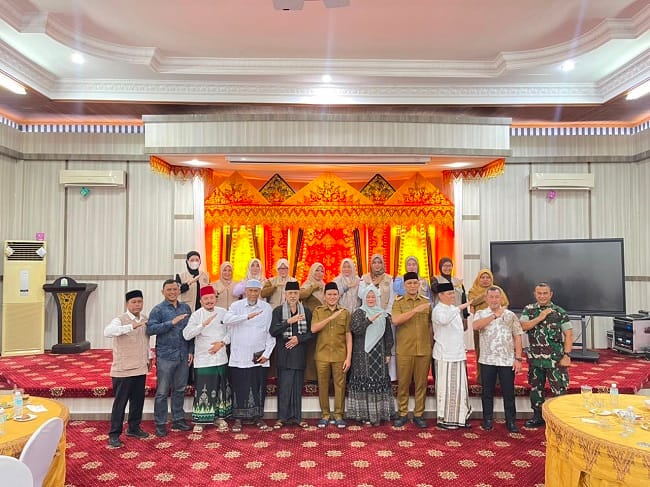 FOTO BERSAMA – Wakil Gubernur Aceh, Fadhlullah, foto bersama Tim Panitia Penyelenggara Haji Daerah (PPHD) Aceh dalam kegiatan silaturahmi di Meuligoe Wakil Gubernur Aceh, di Banda Aceh, Selasa (21/7/2026) pagi. FOTO BERSAMA – Wakil Gubernur Aceh, Fadhlullah, foto bersama Tim Panitia Penyelenggara Haji Daerah (PPHD) Aceh dalam kegiatan silaturahmi di Meuligoe Wakil Gubernur Aceh, di Banda Aceh, Selasa (21/7/2026) pagi.