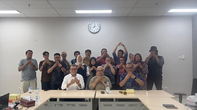 Kepala Bidang Pengelolaan Komunikasi Publik Kominsa Aceh, Alfajrian AB, bersama peserta Pertemuan Pembinaan Kapasitas Komunikasi Publik mengabadikan momen bersama usai kegiatan di Gedung Center of Excellence (CoE) Universitas Pendidikan Indonesia (UPI) Bandung, Selasa (21/7/2026). Foto: Dok. Istimewa Kepala Bidang Pengelolaan Komunikasi Publik Kominsa Aceh, Alfajrian AB, bersama peserta Pertemuan Pembinaan Kapasitas Komunikasi Publik mengabadikan momen bersama usai kegiatan di Gedung Center of Excellence (CoE) Universitas Pendidikan Indonesia (UPI) Bandung, Selasa (21/7/2026). Foto: Dok. Istimewa