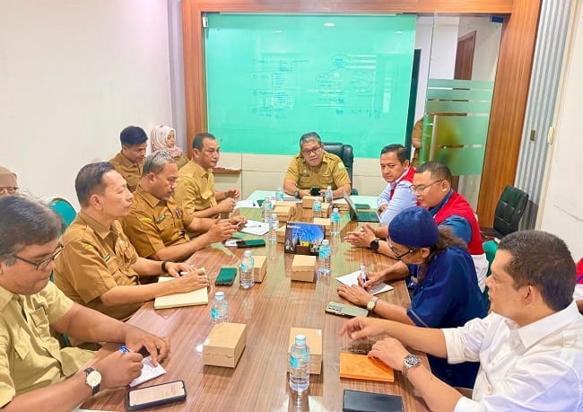 RAPAT KOORDINASI - Rapat koordinasi Pemerintah Aceh bersama PT Pertamina Patra Niaga, Hiswana Migas, SKPA terkait, dan instansi vertikal lainnya, mengenai distribusi BBM subsidi dan LPG 3 kg, di Kantor Gubernur Aceh, Selasa (21/7/2026). RAPAT KOORDINASI - Rapat koordinasi Pemerintah Aceh bersama PT Pertamina Patra Niaga, Hiswana Migas, SKPA terkait, dan instansi vertikal lainnya, mengenai distribusi BBM subsidi dan LPG 3 kg, di Kantor Gubernur Aceh, Selasa (21/7/2026).
