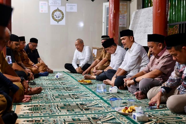 TAKZIAH - Sekda Aceh, M Nasir melakukan takziah ke rumah ibunda Pemred Harian Serambi Indonesia, Zainal Arifin M Nur, di Desa Masjid, Kampung Aree, Sigli, Kabupaten Pidie, Selasa (21/7/2026) malam. BIRO ADPIM SETDA ACEH TAKZIAH - Sekda Aceh, M Nasir melakukan takziah ke rumah ibunda Pemred Harian Serambi Indonesia, Zainal Arifin M Nur, di Desa Masjid, Kampung Aree, Sigli, Kabupaten Pidie, Selasa (21/7/2026) malam. BIRO ADPIM SETDA ACEH