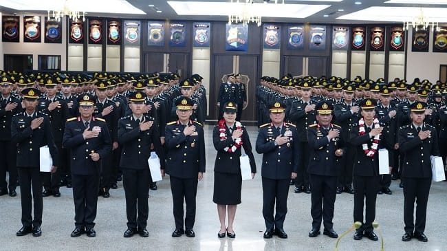 Wakapolri Komjen Dedi Prasetyo mengikuti tradisi penyambutan perwira remaja Polri