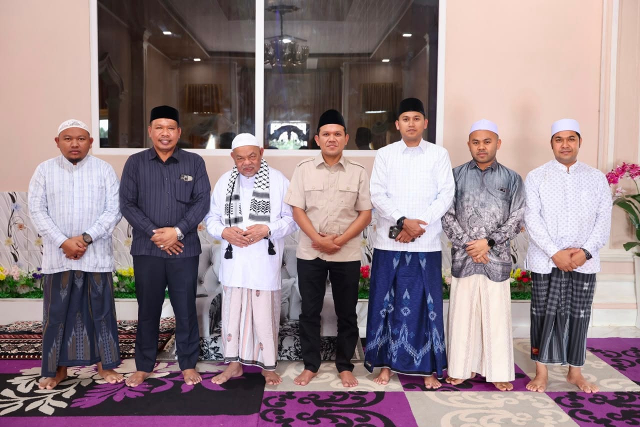 Wakil Gubernur Aceh, H. Fadhlullah, foto bersama dengan Tgk. H. Muhammad Ali (Abu Paya Pasi) saat bersilaturahmi di kompleks Dayah Bustanul Huda, Kec. Julok, Aceh Timur, Rabu (22/7/2026).