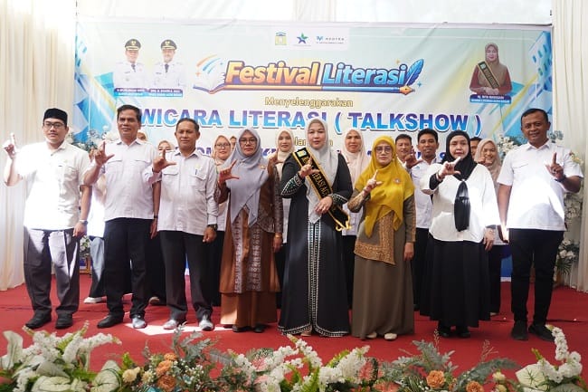 Foto bersama pada penutupan Festival Literasi, di halaman Kantor Dinas Perpustakaan dan Kearsipan Aceh Besar, Kota Jantho, Rabu (22/7/2026). FOTO/ MC ACEH BESAR