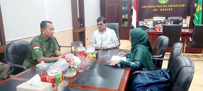 DISKUSI – Rektor UIN Ar-Raniry Banda Aceh Prof Dr Mujiburrahman MAg berdiskusi bersama dua perwakilan UIN Ar-Raniry yang lolos program KRISAN Fellowship 2026, di ruang kerja Rektor UIN Ar-Raniry, Banda Aceh, Rabu (22/7/2026).