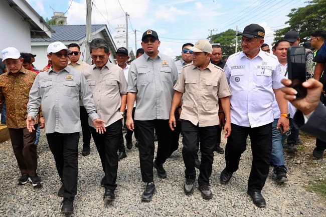 Wakil Gubernur Aceh Fadhlullah, S.E. mendampingi Wakil Ketua Komisi VI DPR RI H. Andre Rosiade, S.E. melakukan peninjauan dan evaluasi hunian sementara di Kabupaten Aceh Tamiang, Rabu 22 Juli 2026.
