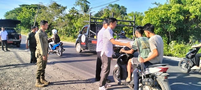 Petugas Satpol PP dan WH Aceh Besar melakukan patroli penegakan Syariat Islam, di kawasan Jalan Lintas Cot Iri - Limpok, Kecamatan Krueng Barona Jaya, Rabu (22/7/2026). FOTO/ DOK MC ACEH BESAR
