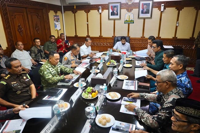 Kapolda Aceh, Irjen Pol. Ruddi Setiawan, S.I.K., S.H., M.H., menghadiri Rapat Forum Koordinasi Pimpinan Daerah (Forkopimda) Aceh yang berlangsung di Ruang Rapat Gubernur Aceh, Banda Aceh, Kamis (23/7/2026). IST Kapolda Aceh, Irjen Pol. Ruddi Setiawan, S.I.K., S.H., M.H., menghadiri Rapat Forum Koordinasi Pimpinan Daerah (Forkopimda) Aceh yang berlangsung di Ruang Rapat Gubernur Aceh, Banda Aceh, Kamis (23/7/2026). IST