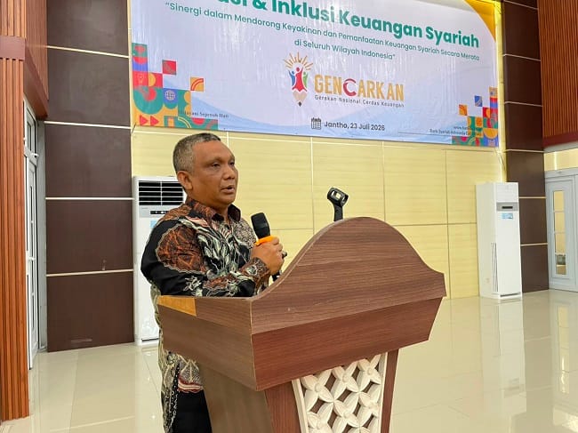 Kepala BPKD Aceh Besar Arifin SHI MSi, menyampaikan sambutannya pada pelaksanaan Gerakan Nasional Cerdas Keuangan (GENCARKAN), di Aula BPMP Aceh, Gampong Niron, Kecamatan Sukamakmur, Aceh Besar, Kamis (23/7/2026). FOTO/ MC ACEH BESAR Kepala BPKD Aceh Besar Arifin SHI MSi, menyampaikan sambutannya pada pelaksanaan Gerakan Nasional Cerdas Keuangan (GENCARKAN), di Aula BPMP Aceh, Gampong Niron, Kecamatan Sukamakmur, Aceh Besar, Kamis (23/7/2026). FOTO/ MC ACEH BESAR