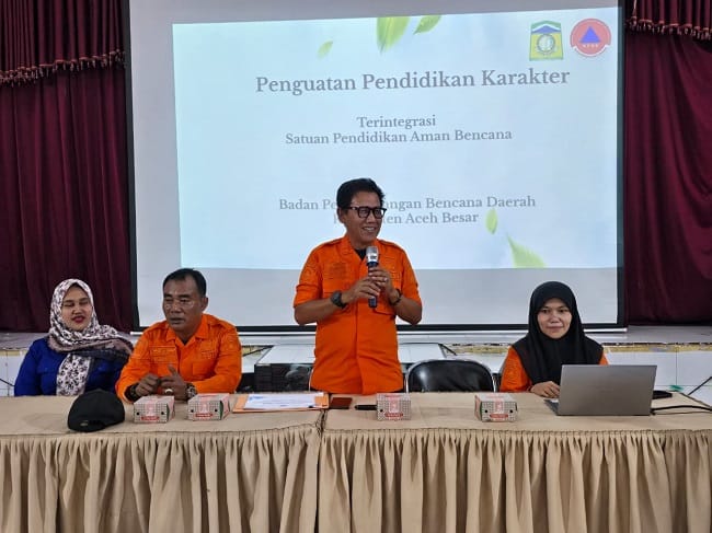 Kalaksa BPBD Aceh Besar, Ridwan Jamil SSos MSi, memberikan materi tentang SPAB kepada peserta MPLS di SMAN Modal Bangsa, Jalan Bandara Sultan Iskandar Muda, Gampong Cot Geundreut, Kecamatan Blang Bintang, Kabupaten Aceh Besar, Rabu (15/7/2026). FOTO/ DOK MC ACEH BESAR