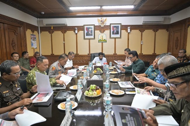 PIMPIN RAPAT FORKOPIMDA - Gubernur Aceh Muzakir Manaf atau akrab disapa Mualem memimpin rapat Forum Koordinasi Pimpinan Daerah (Forkopimda) Aceh di Kantor Gubernur Aceh, Banda Aceh, Kamis (23/7/2026). PIMPIN RAPAT FORKOPIMDA - Gubernur Aceh Muzakir Manaf atau akrab disapa Mualem memimpin rapat Forum Koordinasi Pimpinan Daerah (Forkopimda) Aceh di Kantor Gubernur Aceh, Banda Aceh, Kamis (23/7/2026).