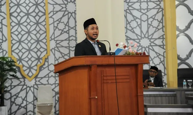 Anggota Badan Anggaran DPRK Banda Aceh dari Fraksi PAN, M. Zidan Al Hafidh, S.Ked., M.M., membacakan pandangan Banggar dalam rapat paripurna DPRK Banda Aceh dengan agenda penyampaian pendapat, usul, dan saran terhadap Rancangan Qanun (Raqan) tentang Laporan Keterangan Pertanggungjawaban (LKPJ) Wali Kota Banda Aceh di Gedung DPRK Banda Aceh, Kamis (23/7/2026). FOTO/Humas DPRK Banda Aceh