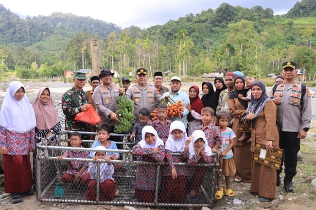 Kapolda Aceh Irjen Pol. Ruddi Setiawan, S.I.K., S.H., M.H., yang diwakili Irwasda Polda Aceh Kombes Pol. Iskandar ZA, S.I.K., M.H., meninjau langsung kondisi jembatan tali baja darurat di Desa Sikundo, Kecamatan Pante Ceureumen, Kabupaten Aceh Barat, Kamis (23/7/2026). IST Kapolda Aceh Irjen Pol. Ruddi Setiawan, S.I.K., S.H., M.H., yang diwakili Irwasda Polda Aceh Kombes Pol. Iskandar ZA, S.I.K., M.H., meninjau langsung kondisi jembatan tali baja darurat di Desa Sikundo, Kecamatan Pante Ceureumen, Kabupaten Aceh Barat, Kamis (23/7/2026). IST