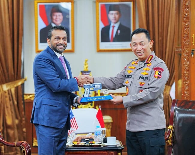 Foto: Kapolri Jenderal Polisi Listyo Sigit Prabowo menerima cindera mata dari Direktur FBI Kash Fatel, dalam momen pertemuan di Mabes Polri, Kamis, (23/7). Foto: Kapolri Jenderal Polisi Listyo Sigit Prabowo menerima cindera mata dari Direktur FBI Kash Fatel, dalam momen pertemuan di Mabes Polri, Kamis, (23/7).