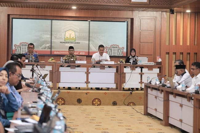 PIMPIN RAPAT — Sekda Aceh, M. Nasir, memimpin Rapat Koordinasi Percepatan Rehabilitasi dan Rekonstruksi Pasca Bencana Sumatera di Gedung Serbaguna Setda Aceh, Jumat (24/7/2026). PIMPIN RAPAT — Sekda Aceh, M. Nasir, memimpin Rapat Koordinasi Percepatan Rehabilitasi dan Rekonstruksi Pasca Bencana Sumatera di Gedung Serbaguna Setda Aceh, Jumat (24/7/2026).