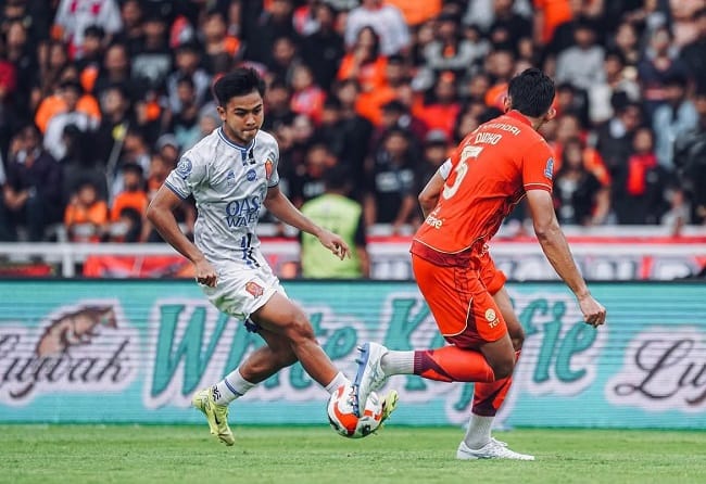 Winger Indra Arya (putih) saat memperkuat Persijap Jepara menghadapi Persija Jakarta dan Persib Bandung di Liga 1 Super League 2025/26. (Foto: MO Persiraja)