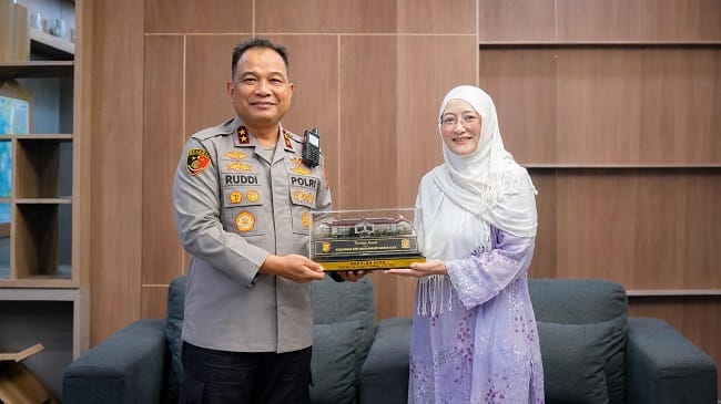 Kapolda Aceh Irjen Pol. Ruddi Setiawan menerima kunjungan silaturahmi Kepala Ombudsman RI Perwakilan Aceh Dian Rubianty di Ruang Kerja Kapolda Aceh, Mapolda Aceh, Jumat (24/7/2026). Foto: Dok. Istimewa Kapolda Aceh Irjen Pol. Ruddi Setiawan menerima kunjungan silaturahmi Kepala Ombudsman RI Perwakilan Aceh Dian Rubianty di Ruang Kerja Kapolda Aceh, Mapolda Aceh, Jumat (24/7/2026). Foto: Dok. Istimewa
