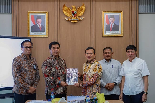 MENYERAHKAN DOKUMEN – Wakil Gubernur Aceh, Fadhlullah, didampingi Ketua BRA Jamaluddin dan Staf Khusus Gubernur Aceh Teuku Irsyadi menyerahkan dokumen kepada Wakil Menteri Sekretariat Negara Juli Ardiantoro, dalam pertemuan silaturahmi di Kantor Kemensetneg, di Kawasan Istana Kepresidenan Jakarta, Jumat (24/7/2026).