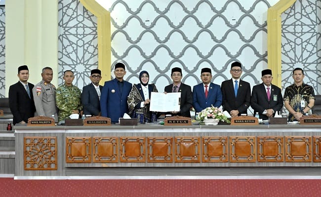 Pimpinan DPRK bersama Wali Kota, Wakil Wali Kota, unsur Forkopimda, dan pejabat terkait menunjukkan dokumen kesepakatan usai rapat paripurna di gedung DPRK, Kamis (24/7/2026). (Foto: Ist) Pimpinan DPRK bersama Wali Kota, Wakil Wali Kota, unsur Forkopimda, dan pejabat terkait menunjukkan dokumen kesepakatan usai rapat paripurna di gedung DPRK, Kamis (24/7/2026). (Foto: Ist)