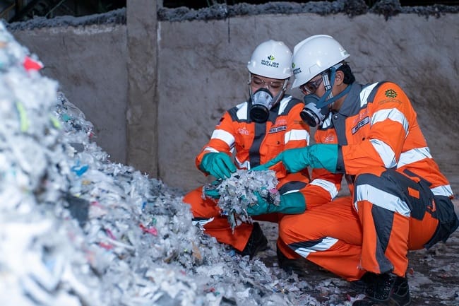 Inovasi PT Solusi Bangun Indonesia mengubah limbah industri dan sampah menjadi bahan bakar serta bahan baku alternatif dalam proses produksi semen. Inovasi PT Solusi Bangun Indonesia mengubah limbah industri dan sampah menjadi bahan bakar serta bahan baku alternatif dalam proses produksi semen.