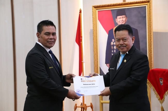 Bupati Aceh Besar H. Muharram Idris menerima sertifikat usai mengikuti penutupan Kursus Pemantapan Pimpinan Daerah (KPPD) Angkatan III Tahun 2026 di Jakarta, Jumat (24/7/2026). FOTO/PROKOPIM PEMKAB ACEH BESAR Bupati Aceh Besar H. Muharram Idris menerima sertifikat usai mengikuti penutupan Kursus Pemantapan Pimpinan Daerah (KPPD) Angkatan III Tahun 2026 di Jakarta, Jumat (24/7/2026). FOTO/PROKOPIM PEMKAB ACEH BESAR