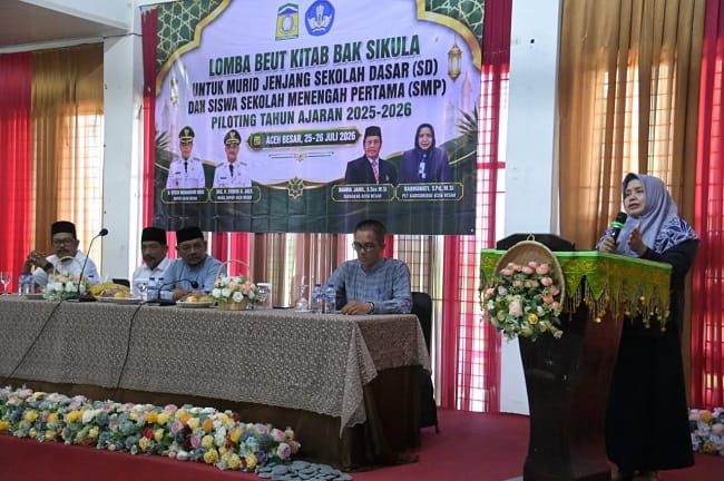 Plt Kadisdikbud Aceh Besar Rahmawati, S.Pd., M.Si menyampaikan sambutan sekaligus membuka Lomba Beut Kitab Bak Sikula murid jenjang SD dan siswa SMP Piloting TA 2025–2026, di Gedung Dekranasda Aceh Besar, Gampong Gani, Kecamatan Ingin Jaya, Aceh Besar, Sabtu (25/7/2026). FOTO/MC ACEH BESAR