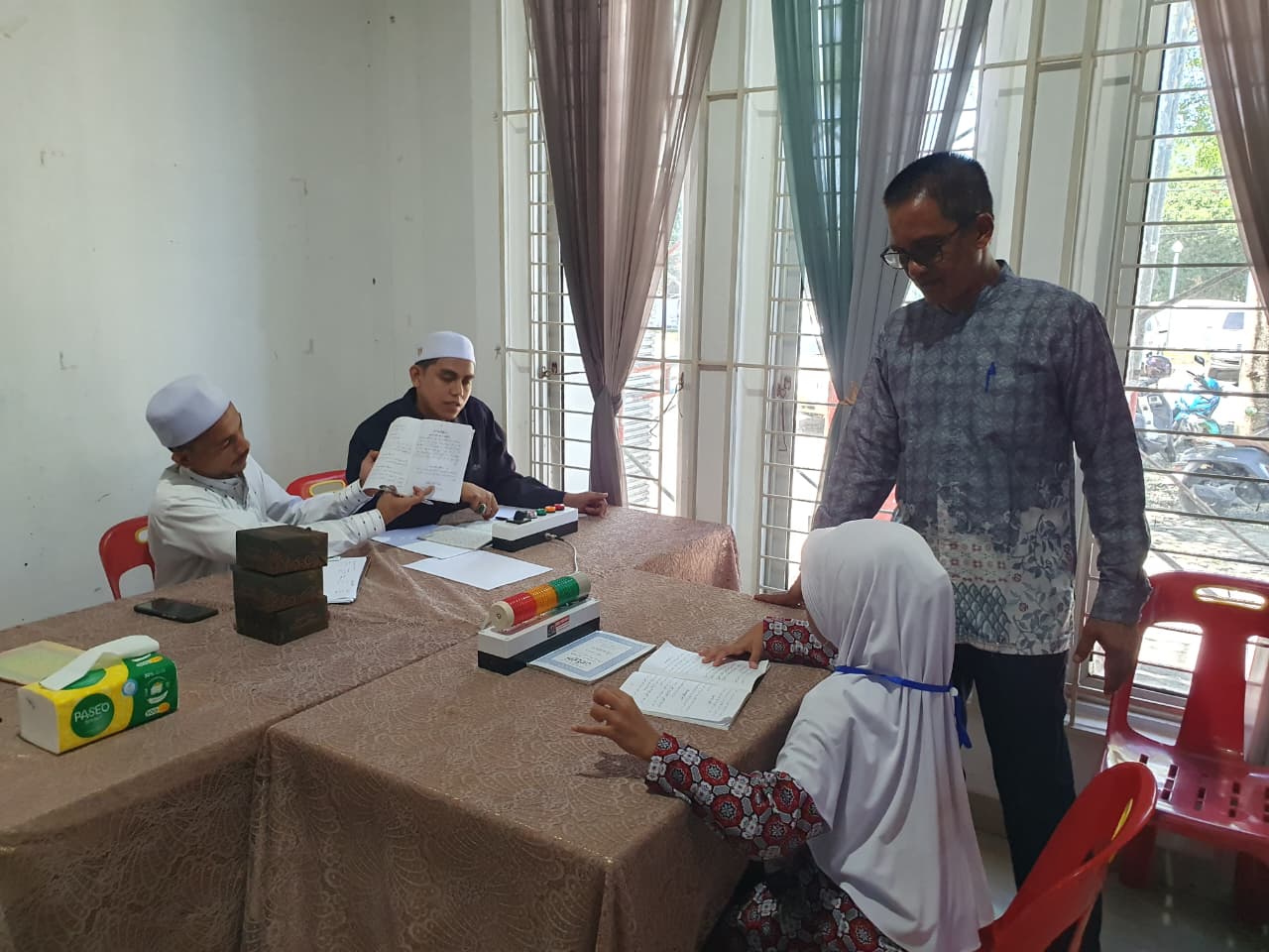 Ketua Panpel yang juga Sekdisdikbud Aceh Besar Fahrurrazi SE meninjau pelaksanaan lomba tulisan arab jawi pada Beut Kitab Bak Sikula, di Gedung Dekranasda Aceh Besar, Gampong Gani, Kecamatan Ingin Jaya, Aceh Besar, Sabtu (25/7/2026). Ketua Panpel yang juga Sekdisdikbud Aceh Besar Fahrurrazi SE meninjau pelaksanaan lomba tulisan arab jawi pada Beut Kitab Bak Sikula, di Gedung Dekranasda Aceh Besar, Gampong Gani, Kecamatan Ingin Jaya, Aceh Besar, Sabtu (25/7/2026).