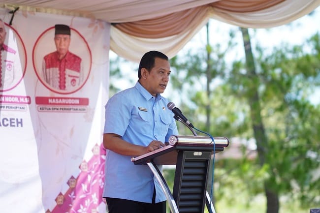 Plt Kepala Dinas Pertanian Kabupaten Aceh Besar Imam Munandar S.TP., memberikan sambutan pada Pengukuhan DPW Perhiptani Provinsi Aceh dan DPD Perhiptani kabupaten/kota se-Aceh di Balai Latihan Pegawai Pertanian (BLPP) Saree, Kecamatan Lembah Seulawah, Kabupaten Aceh Besar, Sabtu (25/7/2026). FOTO/MC ACEH BESAR Plt Kepala Dinas Pertanian Kabupaten Aceh Besar Imam Munandar S.TP., memberikan sambutan pada Pengukuhan DPW Perhiptani Provinsi Aceh dan DPD Perhiptani kabupaten/kota se-Aceh di Balai Latihan Pegawai Pertanian (BLPP) Saree, Kecamatan Lembah Seulawah, Kabupaten Aceh Besar, Sabtu (25/7/2026). FOTO/MC ACEH BESAR