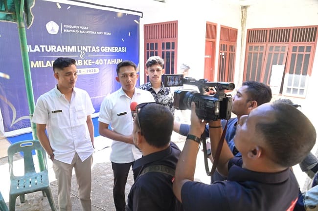 Ketua HIMAb Isratullah memberikan keterangan pers kepada media cetak dan elektronik pada acara Silaturrahmi Lintas Generasi dan Milad HIM AB di Kecamatan Kuta Baro, Aceh Besar, Sabtu (25/07/2026). FOTO/MC ACEH BESAR