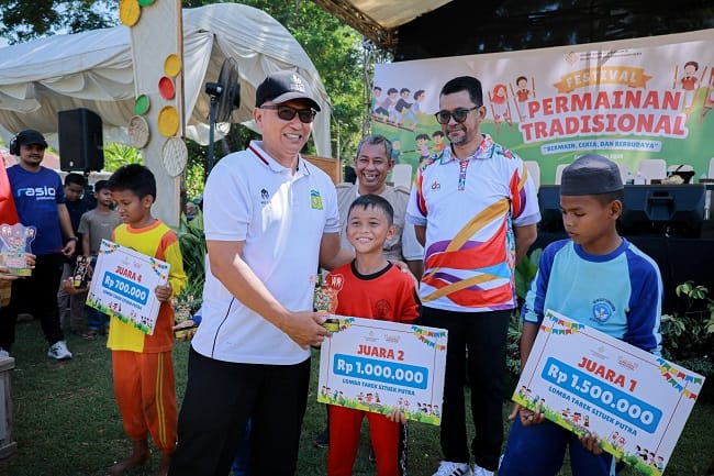 Asisten III Sekretariat Daerah Kabupaten Aceh Besar, Abdullah, S.Sos, menyerahkan hadiah pada pemenan lomba tarek situek saat membuka festival permainan tradisional yang dilaksanakan di Lapangan Desa Lubok Sukon Ingin Jaya, Sabtu (25/7/2026). FOTO/ MC ACEH BESAR Asisten III Sekretariat Daerah Kabupaten Aceh Besar, Abdullah, S.Sos, menyerahkan hadiah pada pemenan lomba tarek situek saat membuka festival permainan tradisional yang dilaksanakan di Lapangan Desa Lubok Sukon Ingin Jaya, Sabtu (25/7/2026). FOTO/ MC ACEH BESAR