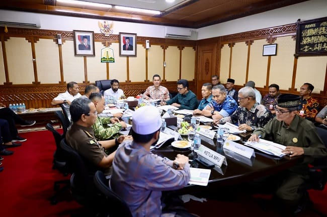RAPAT – Gubernur Aceh Muzakir Manaf (Mualem) rapat bersama Forkopimda Aceh, Kamis (23/7/2026).