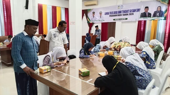 Koordinator Dewan Juri Tgk. Nazaruddin, SH Saat meninjau Pelaksanaan Lomba, di Gedung Dekranasda Aceh Besar, Gampong Gani, Kecamatan Ingin Jaya, Aceh Besar, Minggu, (26/7/2026).