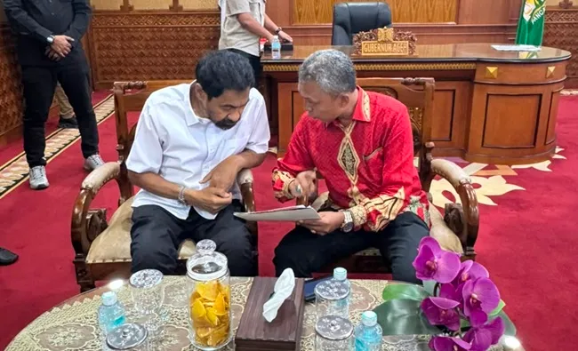 MELAPORKAN – Plt Kepala Dinas Pertanian dan Perkebunan Aceh, Azanuddin Kurnia, malaporkan perkembangan pemulihan lahan pertanian di Aceh pascaterdampak bencana, Senin (27/7/2026).