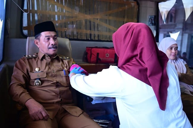Wakil Bupati Aceh Besar Drs Syukri A Jalil melakukan tes kesehatan sebelum donor darah pada puncak Peringatan Hari Anak Nasional ke 42 & HARGANAS KE-33, di Kantor Bupati, Kota Jantho, Senin (27/07/2026). FOTO/MC ACEH BESAR
