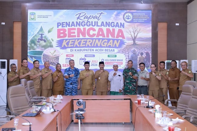Bupati Aceh Besar H Muharram Idris (Syech Muharram), didampingi Wabup Aceh Besar Drs Syukri dan Forkopimda memimpin rapat penanggulangan kekeringan di Aula Kantor Bupati Aceh Besar, Senin (27/7/2026) sore. FOTO/ PROKOPIM PEMKAB ACEH BESAR