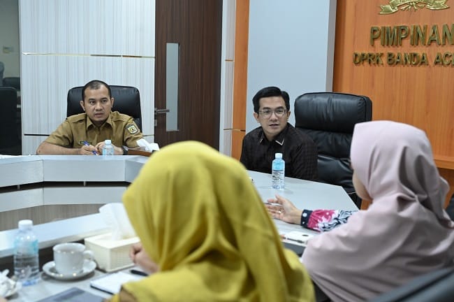 Audiensi tim ADINKES Aceh terkait percepatan penanggulangan AIDS/HIV , Tuberkulosis dan Malaria (ATM) agar tercapai target global Eliminasi ATM Tahun 2030 di Ruang Rapat Pimpinan DPRK Banda Aceh. Senin, (27/07/2026). Dok Humas DPRK Banda Aceh/ Riza Azhari