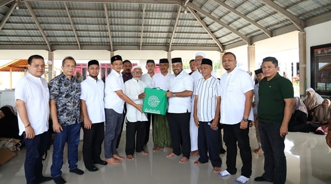 Direktur Utama Bank Aceh Syariah dan Jamaah Haji Kloter 2 Aceh Ziarahi Makam Habib Bugak, Meneladani Semangat Wakaf yang Mengalir Sepanjang Zaman. Foto: Humas BAS