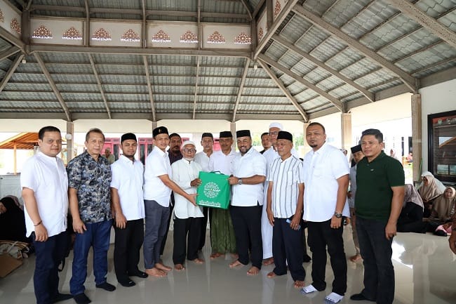 MAKAM HABIB BUGAK - Dirut Bank Aceh bersama Jamaah Haji Kloter 2 Aceh menziarahi makam Habib Bugak di Gampong Pante Peusangan, Jangka, Bireuen, Sabtu (25/7/2026).